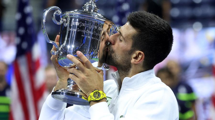 Novak Djokovic com o troféu de campeão do US Open de 2023