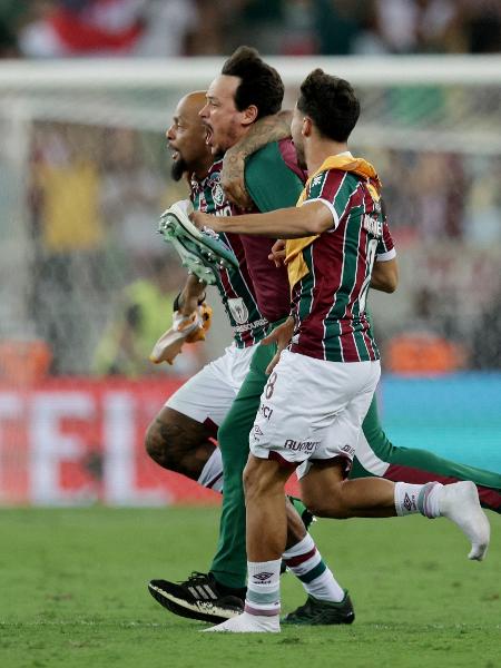 Fernando Diniz e jogadores do Fluminense fazem a festa após título da Libertadores sobre o Boca Juniors