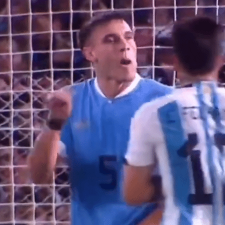 Ugarte faz gesto obsceno para provocar De Paul durante a vitória do Uruguai sobre a Argentina, pelas Eliminatórias