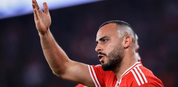 Corinthians busca reforço no ataque após revés e investe em centroavante promissor.