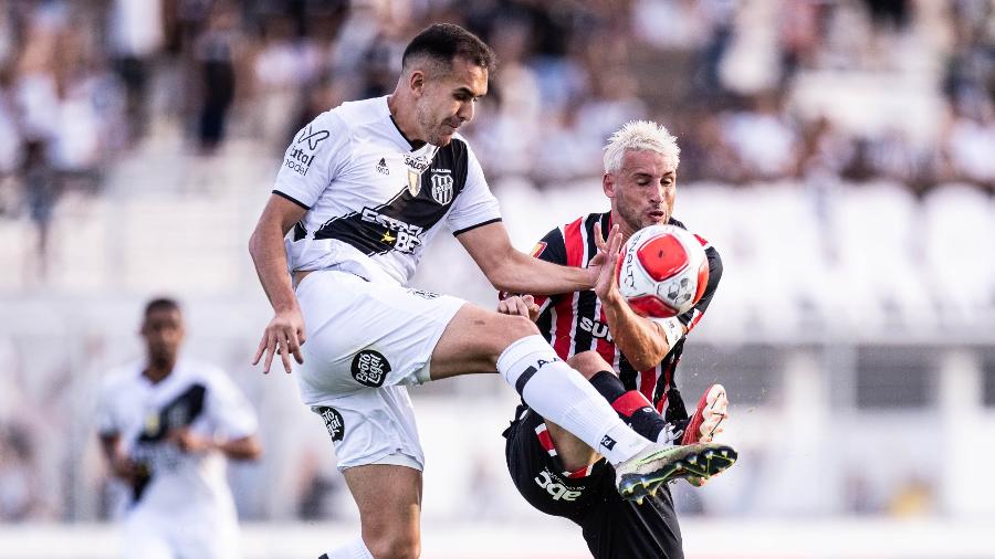 Calleri tenta bloquear lançamento em Ponte Preta x São Paulo, duelo do Campeonato Paulista