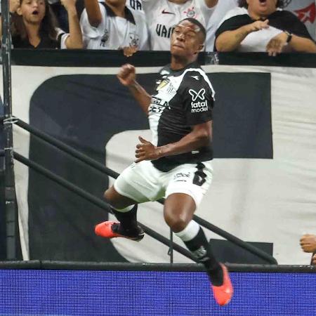 Iago Dias celebra gol em Corinthians x Ponte Preta, confronto do Campeonato Paulista