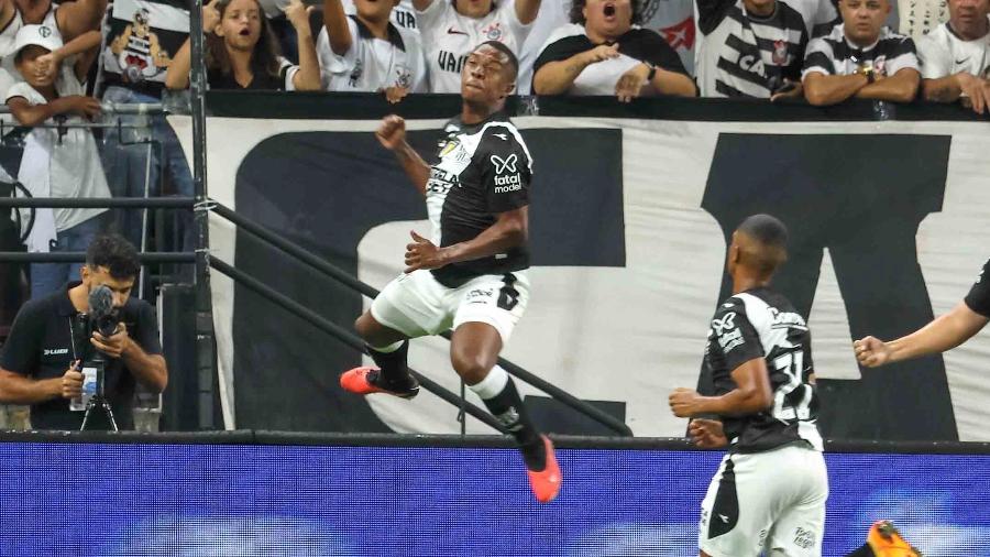 Iago Dias celebra gol em Corinthians x Ponte Preta