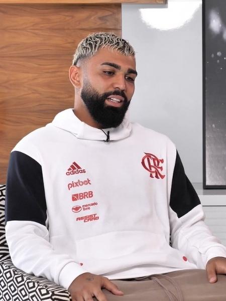 Gabigol dá entrevista e pede desculpas por usar camisa do Corinthians