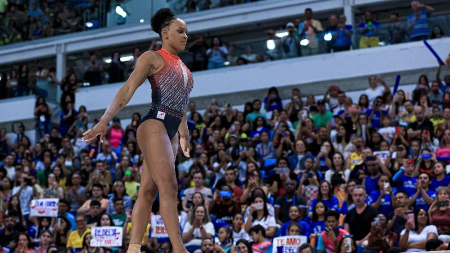 Rebeca Andrade se apresenta na trave durante o Troféu Brasil