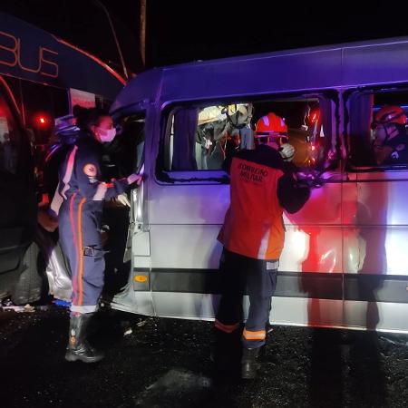 Van com corintianos que colidiu frontalmente com um ônibus na BR-262