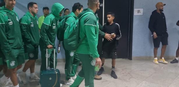 Estêvão deixa estádio lesionado apoiado por Raphael Veiga durante jogo do Palmeiras.