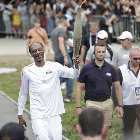 Snoop Dogg participa de revezamento da tocha olímpica antes da cerimônia de abertura