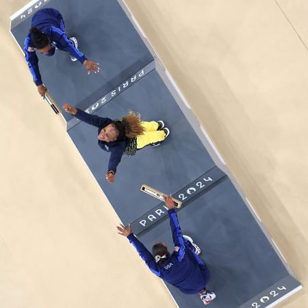 Rebeca Andrade recebe reverência de Simone Biles e Jordan Chiles no pódio em Paris 2024. Ela é ouro no solo nas Olimpíadas