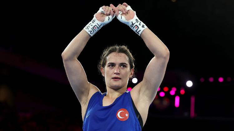 Esra Yildiz protesta após perder para Lin Yu Ting, de Taiwan, na semifinal do boxe feminino nas Olimpíadas de Paris