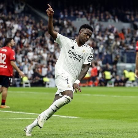 Vini Jr. comemora anotou três gols na vitória do Real Madrid contra o Osasuna - Oscar del Pozo/AFP