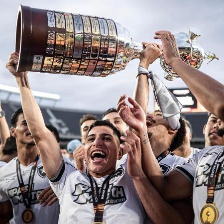 Savarino, do Botafogo, com a taça de campeão da Libertadores