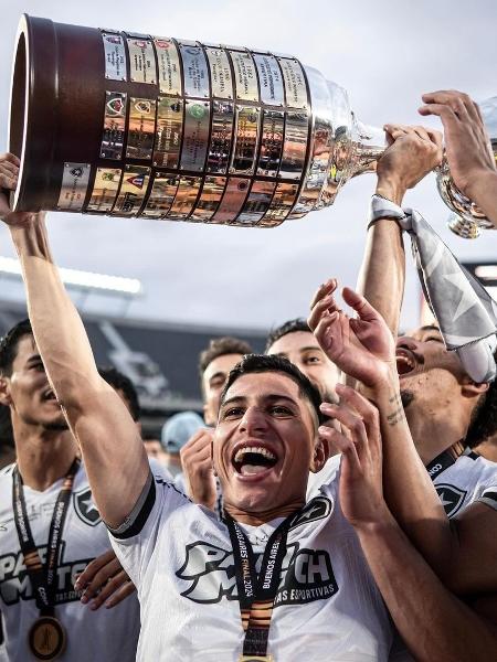 Savarino, do Botafogo, com a taça de campeão da Libertadores