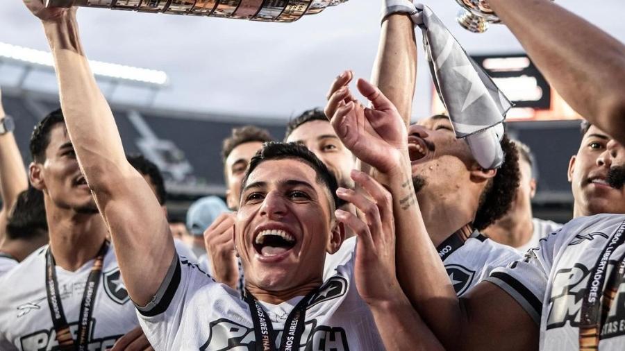 Savarino com a taça de campeão da Libertadores