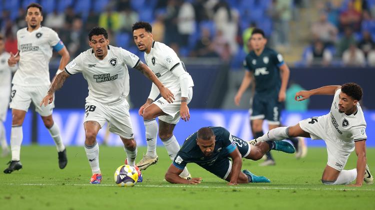 Jogadores do Botafogo cercam Rondón, do Pachuca, durante jogo da Copa Intercontinental