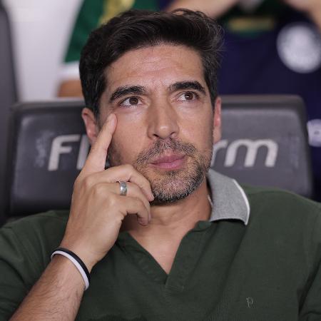 Abel Ferreira indicou a provável saída de um lateral-esquerdo no Palmeiras
