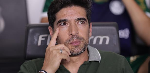 SUGERIU SAÍDAS? Abel acredita que posição tem excesso de jogadores e quer saídas no Palmeiras.