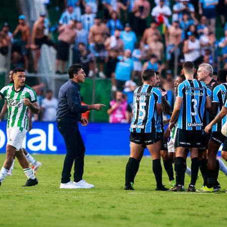 O técnico Gustavo Quinteros, do Grêmio, foi expulso após agredir Ênio, do Juventude, na semifinal do Gaúcho O técnico Gustavo Quinteros, do Grêmio, foi expulso após agredir Ênio, do Juventude, na semifinal do Gaúcho