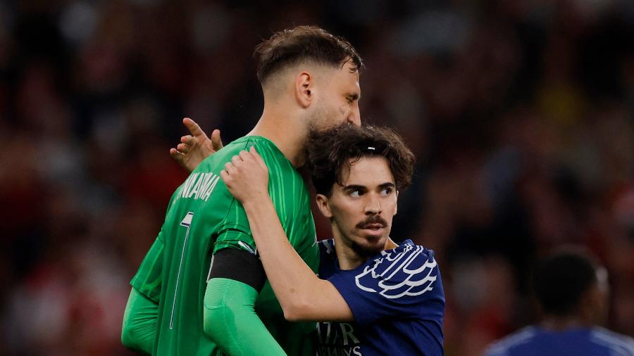 Donnarumma é abraçado após fazer linda defesa em PSG x Arsenal, duelo da Champions League Donnarumma é abraçado após fazer linda defesa em PSG x Arsenal, duelo da Champions League
