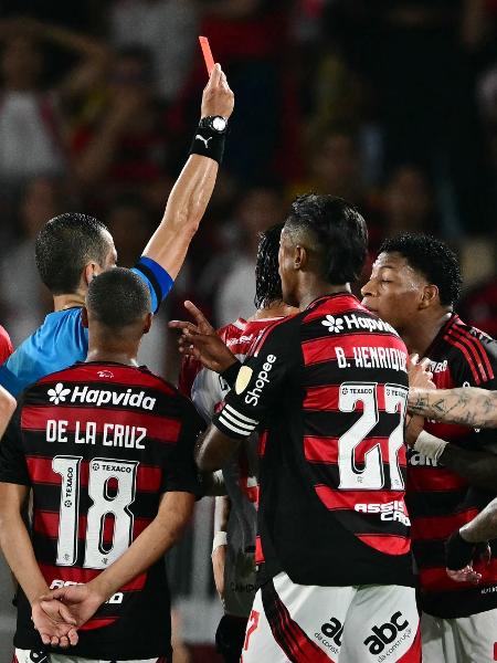 Juiz dá sobrevida ao Estudiantes contra Flamengo e relembra Amarilla