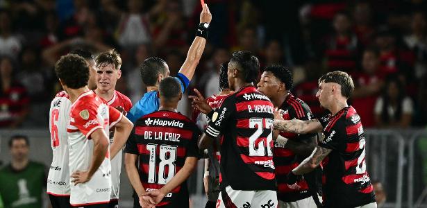 Flamengo: Jogadores se revoltam com interferência do quarto árbitro em campo