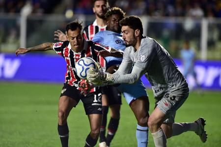 jogadores-de-sao-paulo-e-bolivar-disputam-bola-em-jogo-de-ida-das-oitavas-da-copa-sul-americana-1786500888604_v2_450x1 Tricolor segura empate em La Paz e leva decisão para o Morumbis; veja como fica a vaga