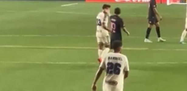 Messi dá tapa na cara de rival durante jogo nos Estados Unidos; assista