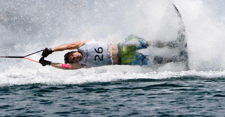 O mexicano Carlos Lamadrid caiu durante sua apresentação no esqui aquático