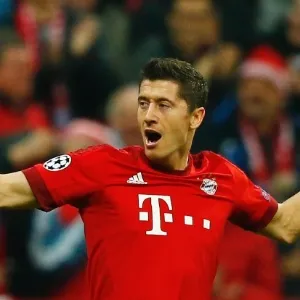 Lewandowski comemora o primeiro gol da partida entre Bayern e Arsenal, na Alemanha - MIchael Dalder / Reuters
