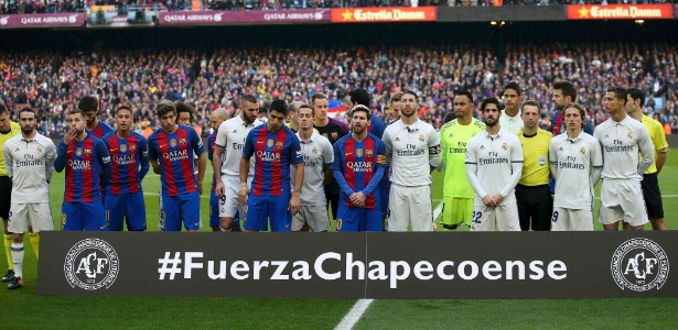 Jogadores de Barcelona e Real Madrid fazem homenagem à Chapecoense antes do clássico - SERGIO PEREZ/REUTERS