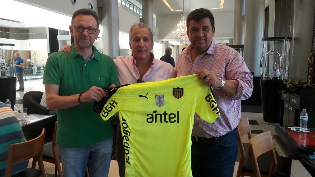 Novo presidente da Chapecoense, Maninho (esq.) recebe camisa personalizada do Peñarol, do Uruguai - Fernando Mattos/Assessoria Chapecoense