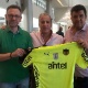Novo presidente da Chapecoense, Maninho (esq.) recebe camisa personalizada do Peñarol, do Uruguai - Fernando Mattos/Assessoria Chapecoense