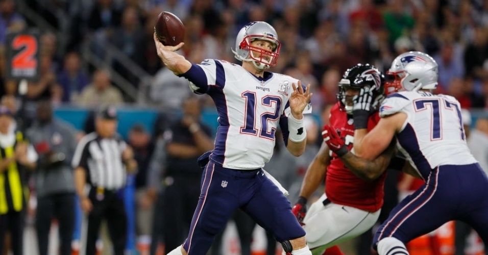 Tom Brady lance bola no Super Bowl 51 entre New Englad Patriots e Atlanta Falcons