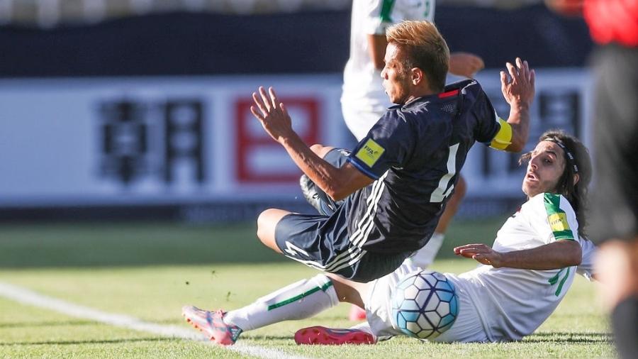 Keisuke Honda cai no chão após dividida no jogo entre Japão e Iraque - Amin M. Jamali/Getty Images