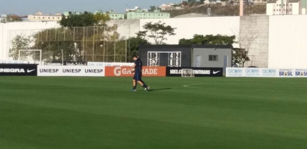 Romero deixou o campo acompanhado do médico do Corinthians - Diego Salgado/UOL Esporte
