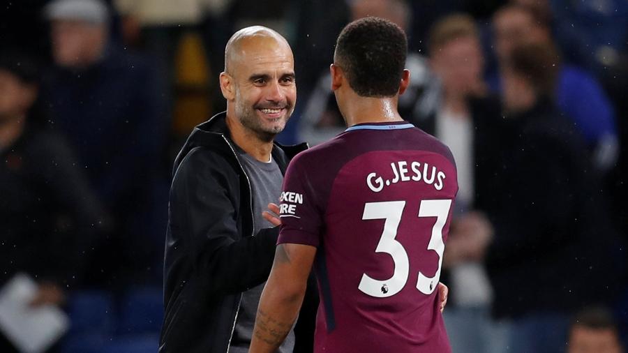 Guardiola cumprimenta Gabriel Jesus após vitória do Manchester City - Eddie Keogh/Reuters