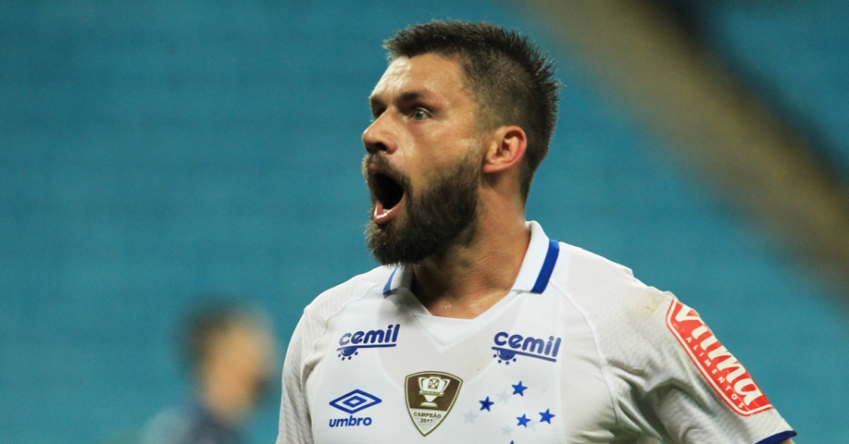Festa em Porto Alegre é mineira | Com gol de Sóbis, Cruzeiro vence Grêmio e dorme na vice-liderança