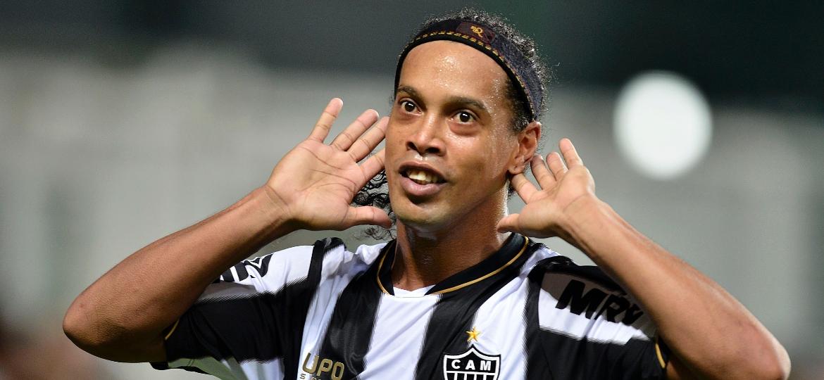 Ronaldinho Gaúcho no Atlético-MG; ao deixar o clube, jogador assinou compromisso de não se transferir para o rival Cruzeiro - Pedro Vilela / Agencia i7