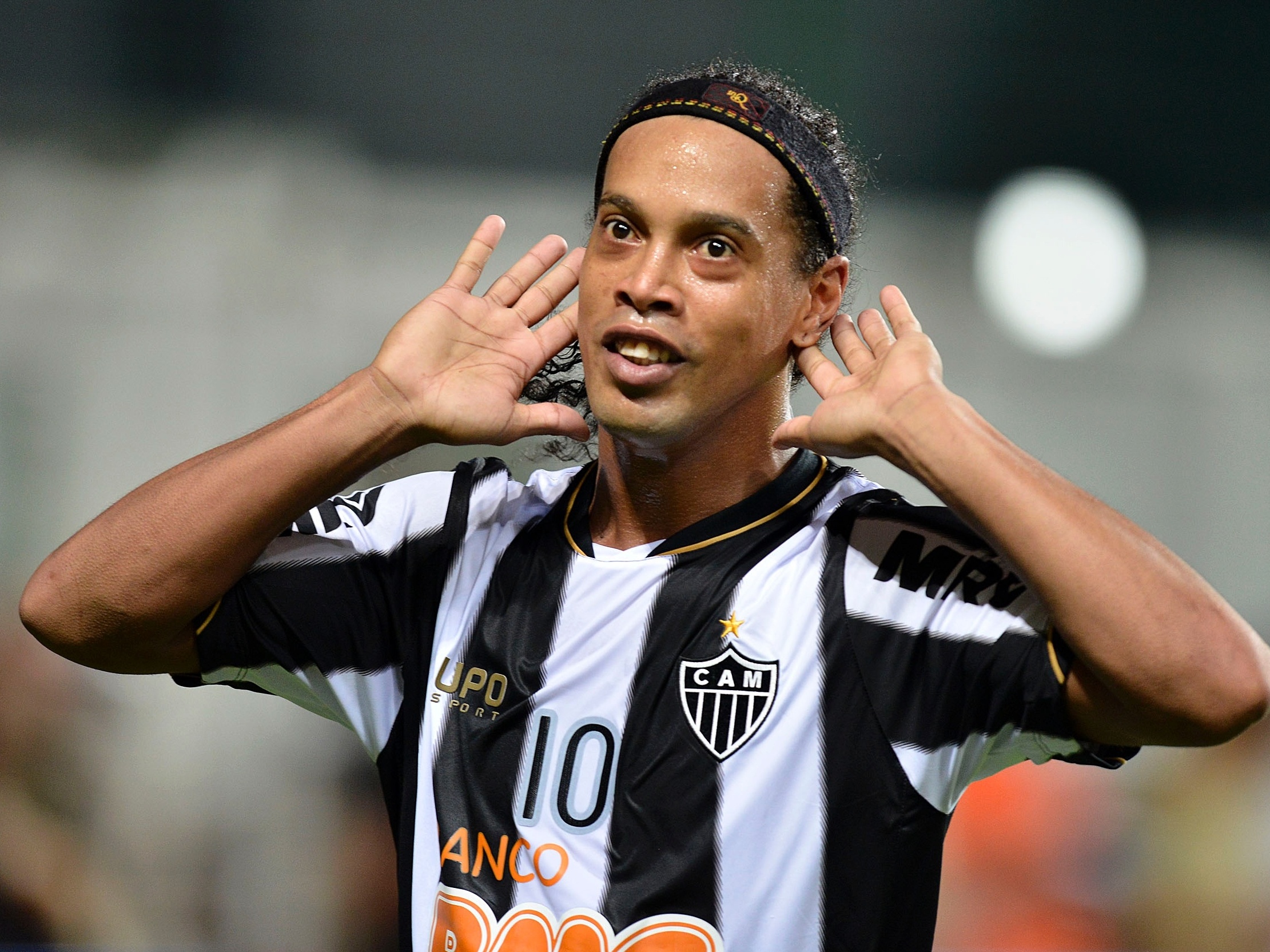 Devendo Ronaldinho Gaúcho, Atlético-MG tem contas bloqueadas