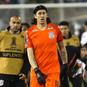 Cássio e demais jogadores do Corinthians deixam o gramado do estádio do Colo-Colo após revés - undefined