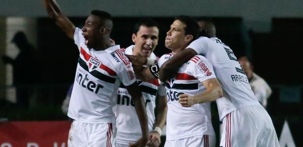 Jogadores do São Paulo comemoram o gol de Hernanes contra a Ferroviária - Marcello Zambrana/AGIF