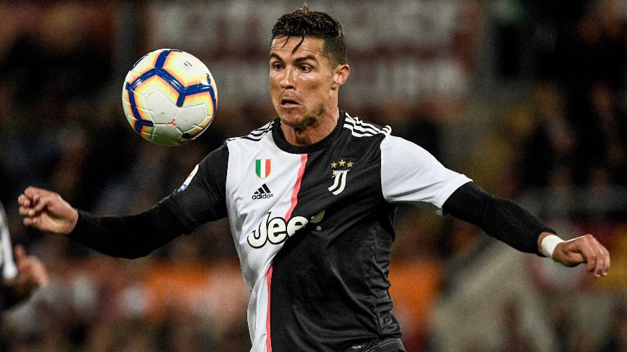 Cristiano Ronaldo domina bola durante jogo contra a Roma - Filippo MONTEFORTE / AFP
