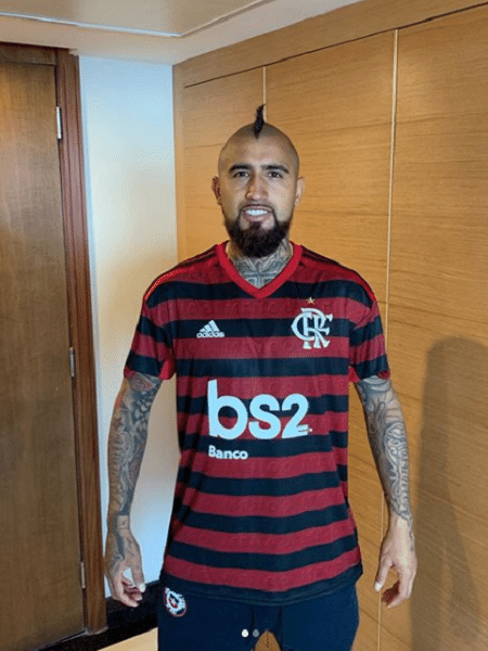 Vidal posa com camisa do Flamengo - Reprodução/Instagram