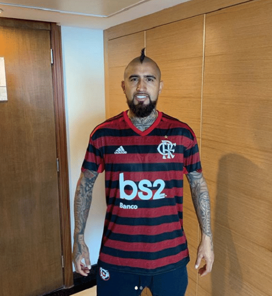 Vidal posa com camisa do Flamengo