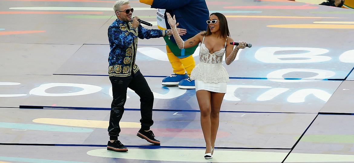 Pedro Campo e Anitta durante cerimônia de encerramento da Copa América 2019, no Maracanã (RJ) - Wagner Meier / Stringer