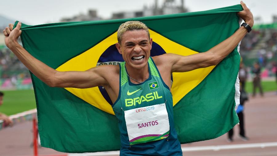 Altobeli Santos comemora o ouro nos 3.000m com obstáculos no Pan de Lima - Luis ROBAYO / AFP