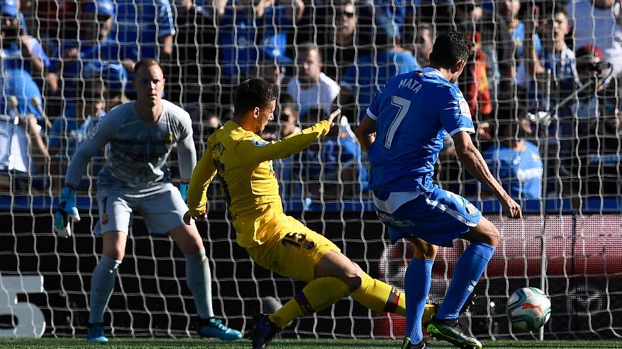 Ter Stegen em ação contra o Getafe: pronto para primeiro defender e, depois, "atacar" - OSCAR DEL POZO / AFP
