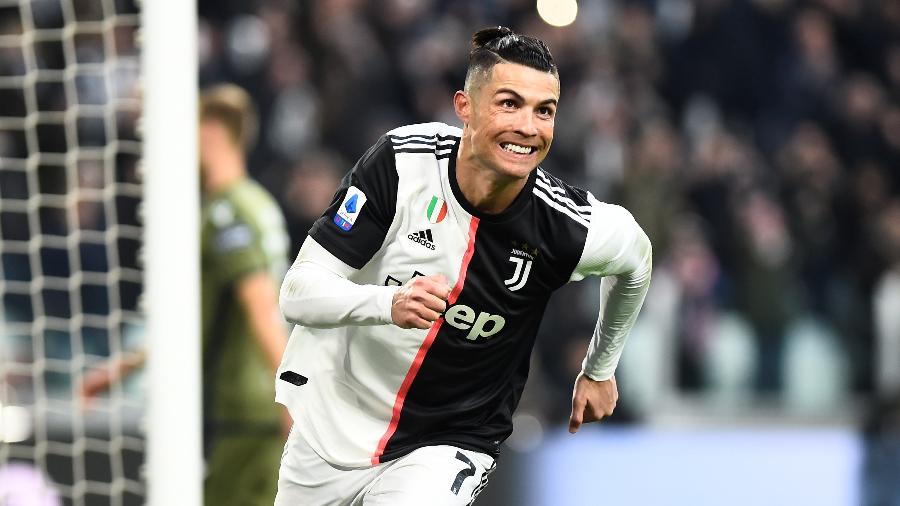 Cristiano Ronaldo comemora um de seus três gols sobre o Cagliari  - REUTERS/Massimo Pinca
