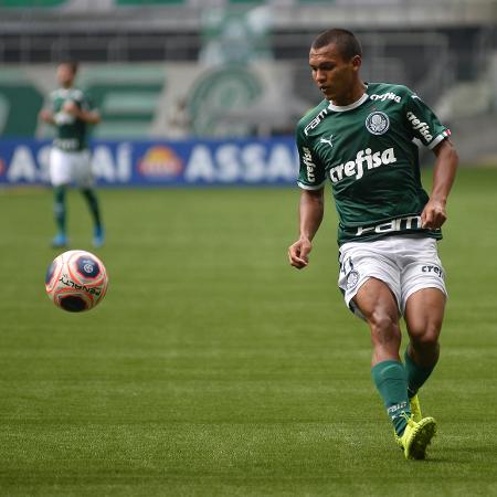 Gabriel Veron domina bola durante partida do Palmeiras contra o Mirassol, pelo Paulistão 2020 - Bruno Ulivieri/AGIF