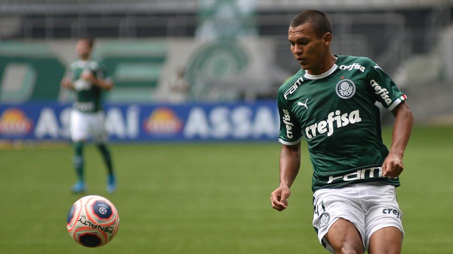 Gabriel Veron em ação pelo Palmeiras contra o Mirassol: jovem atacante deve ganhar espaço no time - Bruno Ulivieri/AGIF